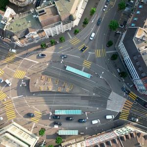 Der Albisriederplatz in Zürich war einer von vier untersuchten Verkehrsknoten. Die Studie zeigt, dass der Lärmvorteil von Elektroautos hier insbesondere während der Stosszeiten deutlich zunimmt. (Bild:  Empa)