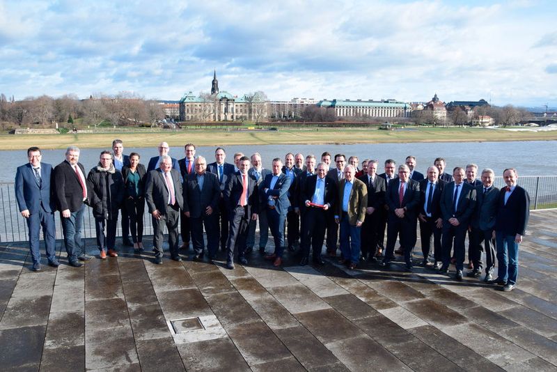 Vorstände und Delegierte trafen sich in Dresden, um zusammen die „Wahl-Weichen“ für eine erfolgreiche Zukunft des 32 Jahre alten Toyota-Händlerverbands zu stellen. (THV)