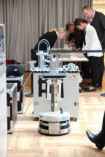 Ein selbstfahrender Teilnehmer der Robo Cup Logistics League, vorgestellt am Rande des Innovationsdialogs. (Bild: Horn)
