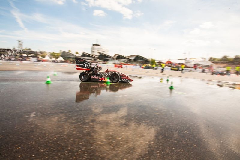 Bereits seit 10 Jahren kämpfen Studententeams aus aller Welt am Hockenheimring bei Formula Student Germany mit ihren selbstkonstruierten Rennboliden um den Sieg. (Formula Student Germany/ Botzkowski)