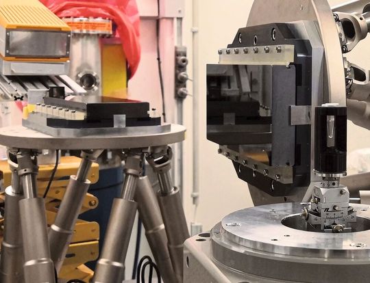 Experimenteller Aufbau der dosiseffizienten Röntgen-Bildgebungsmethode: Die Röntgenstrahlen durchleuchten die Probe (r.), werden durch ein Bragg-Mikroskop vergrößert, das aus zwei Siliziumkristallen besteht (m.) und mit einem effizienten photonenzählenden Detektor aufgenommen (l.)(Bild:  Rebecca Spiecker, KIT)