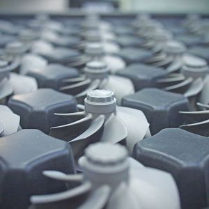 Ein Abgasturbolader besteht aus einer Frischluftseite (dem Verdichter) und einer Abgasseite (der Turbine). Das Kompressorgehäuse bildet zusammen mit dem Verdichterrad (im Bild) den Verdichter.