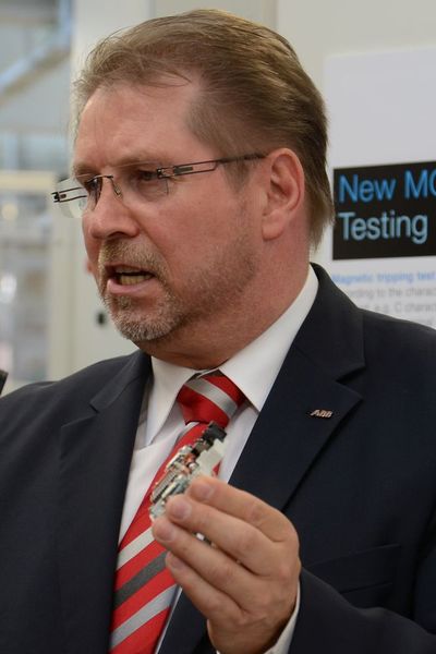 Hans W. Schaefer: „Die Entkoppelung der Montagekreise macht die Rüstung einfacher und schneller. Zudem verschaffen wir uns einen weiteren wesentlichen Vorteil: Wir können vorgefertigte Teile von extern zuführen.“ (Stefanie Michel)