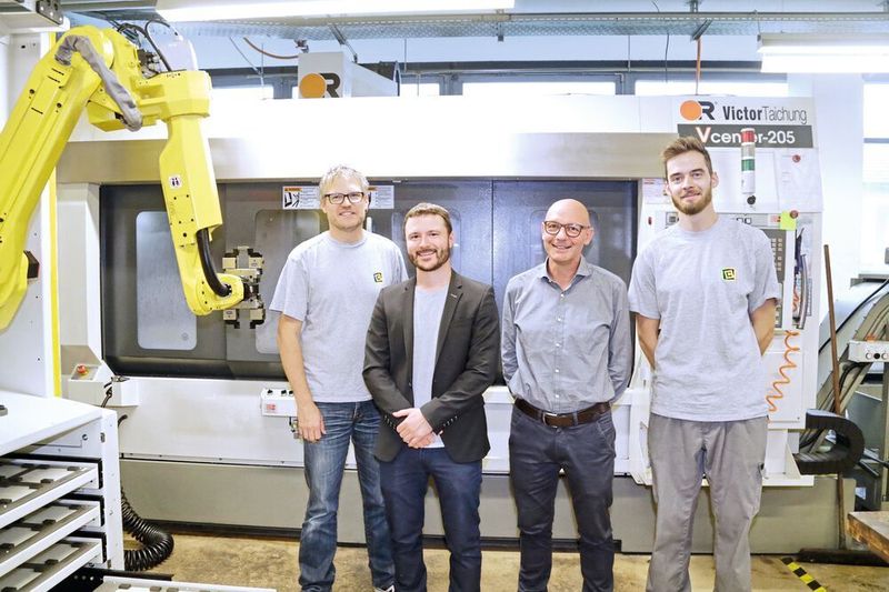 Philipp Steiner, Leiter Produktion bei der Stiftung WBM; Jan Vonmoos, Product Manager Automation bei der Schweiz. Maschinen Import AG; Stephan Weber, Geschäftsführer Stiftung WBM, und Marco Bucher, verantwortlich für den Bereich mechanische Fertigung bei der Stiftung WBM (v. l. n. r.), vor dem Fahrständerbearbeitungszentrum VC-205 mit der mobilen Automationslösung Xcelerate X20. (Anne Richter, SMM)