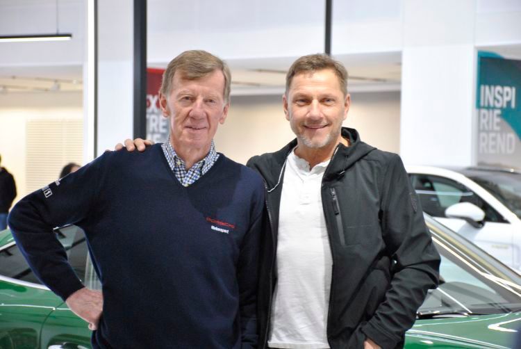 Mehr als nur Porsche-Fans: Rallyelegende Walter Röhrl (li.) und Schauspieler Richy Müller (re.) waren als Markenbotschafter bei der Eröffnung der Sonderausstellung mit von der Partie. (Dominsky)