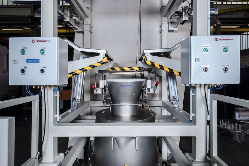 Die Big-Bag-Entleerung wird teilautomatisiert gesteuert. Die Einbringung der Big Bags erfolgt manuell, der Entleervorgang, die Produktausräumung und -zuführung automatisiert. (Bild: J. Engelsmann)