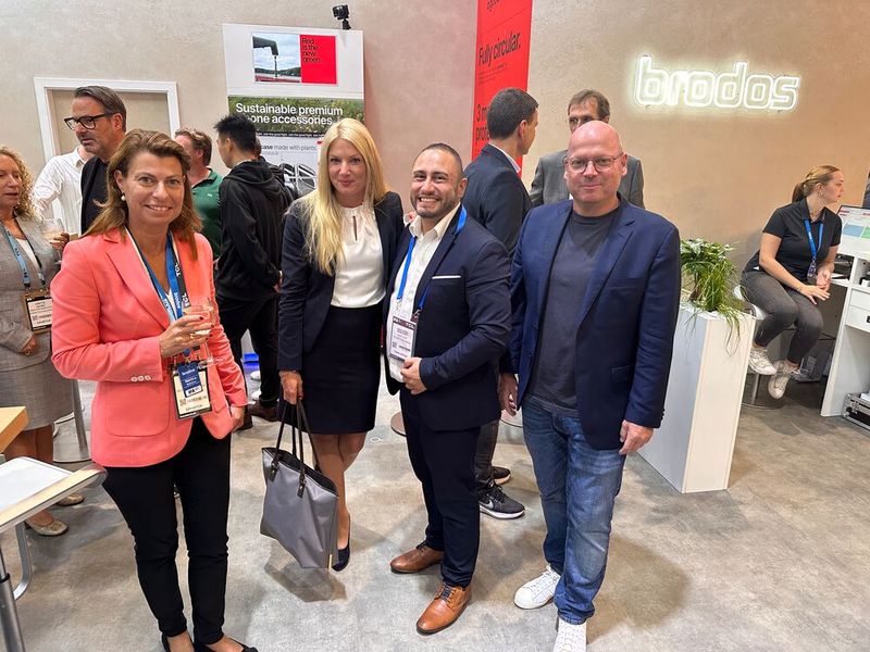 (v. l.) Martina Brückner (Brodos) freut sich, dass Sandra Hilbert (Euronics) und Anastasios Georgiadis (Samsung) und Ralph Christmann (Brodos) auf ein entspanntes Glas nach dem Messetag bleiben. (Bild: Vogel IT- Medien )