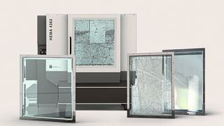 Durch Service auf Dauer sicher: Sicherheitsscheiben an Werkzeugmaschinen sind in Intervallen wiederholt zu wechseln, damit sie das Bedienpersonal zuverlässig vor umherfliegenden Partikeln schützen.  (Bild: Hema)