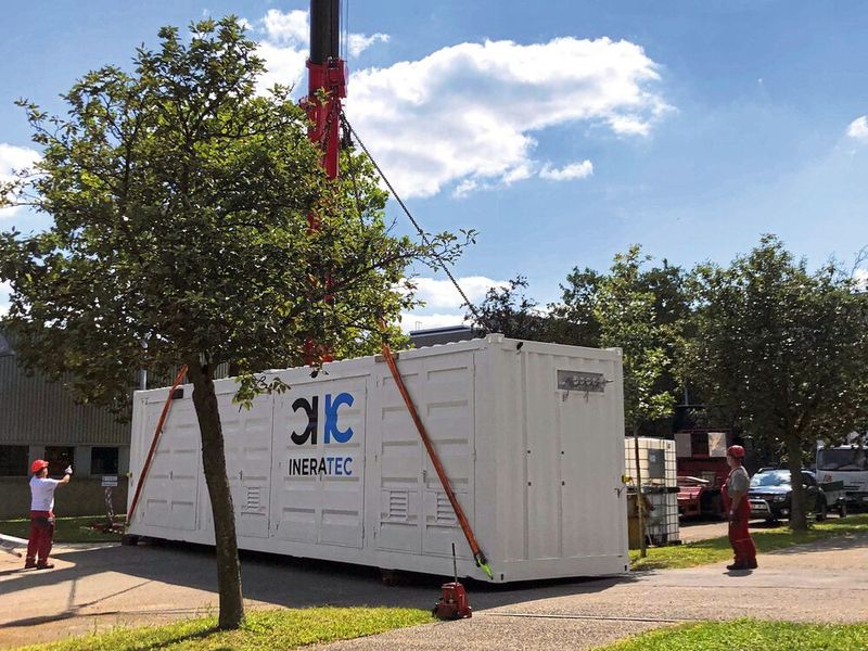 Die Anlage produziert Kraftstoff für Flugzeuge synthetisch aus Wasser, erneuerbarem Strom von Windrädern aus dem Umland, Abfall-CO2 aus Lebensmittelresten einer Biogasanlage sowie CO2 aus der Umgebungsluft. (Bild: Ineratec)