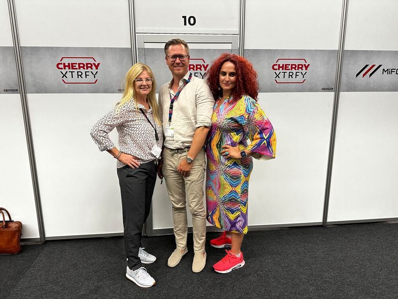 Besa (IT-BUSINESS) mit René Schulz und seiner neuen Kollegin, Beate Bandholz. (Bild: Vogel IT-Medien GmbH)