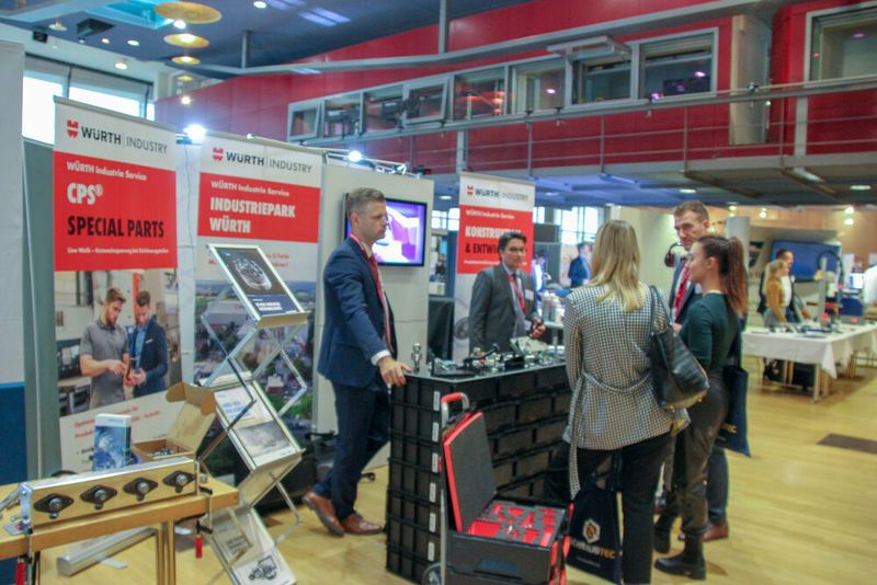 Am Stand von Würth nutzen die Teilnehmer die Zeit für ihre Fachgespräche. (Bild: VCG/Juliana Pfeiffer)
