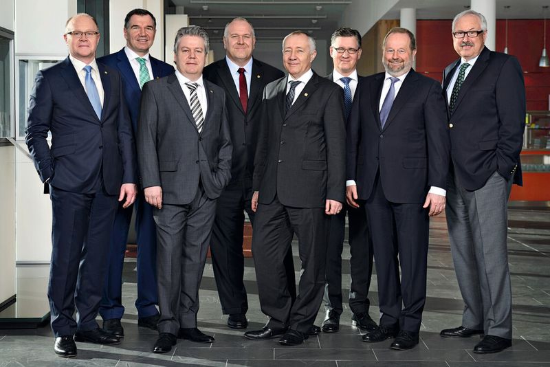Das Executive Board der Endress+Hauser Gruppe mit (von links) Pieter de Koning (Informatik), Nikolaus Krüger (Vertrieb und Marketing), Roland Kienzler (Personal), Matthias Altendorf (Chief Executive Officer), Dr. Luc Schultheiss (Chief Financial Officer), Dr. Heiner Zehntner (Recht), Dr. Gerhard Jost (Produktion) und Michael Ziesemer (Chief Operating Officer). (Endress+Hauser)
