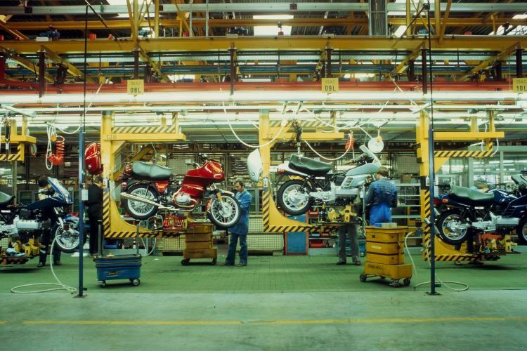 Hier die Montage der K- und R-Baureihe. Die K-Reihe bringt BMW 1983 auf den Markt und damit sein erstes Modell mit einem Vierzylinder-Motor. Der 987 Kubikzentimeter große und 66 kW/90 PS starke Motor wurde in Längsrichtung liegend und als mittragendes Element in den nach unten offenen Gitterrohr-Stahlrahmen des neuen Modells BMW K 100 positioniert. (Bild: BMW AG)