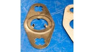 Drei Nasen zentrieren die Dichtung im Ölkanal. (Motair)