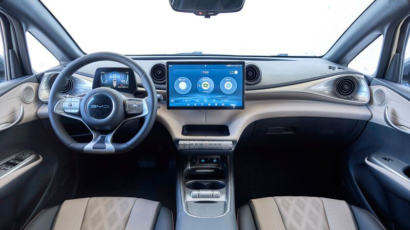 Die Verabeitung im Innenraum ist gut. Es findet sich viel Kunststoff, aber alles fühlt sich recht hochwertig an. (Bild: BYD)