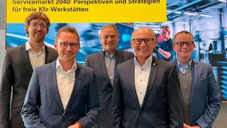 Stellten gemeinsam die Studie vor: (v. l.) Luckas Block (Fraunhofer IAO), Prof. Dr. Benedikt Maier (Institut für Automobilwirtschaft ifA, Zukunftswerkstatt 4.0), Franz Loogen (E-mobil BW), Michael Ziegler (Zentralverband Deutsches Kraftfahrzeuggewerbe ZDK) sowie Prof. Dr. Stefan Reindl (Institut für Automobilwirtschaft ifA) (Bild: E-mobil BW)