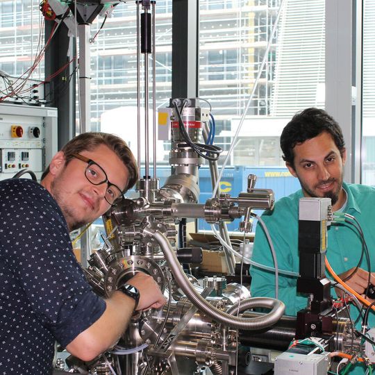Florian Schrenk (links) und Christoph Rameshan entwickeln neuartige Perowskit-Katalysatoren. Florian Schrenk (links) und Christoph Rameshan entwickeln neuartige Perowskit-Katalysatoren.