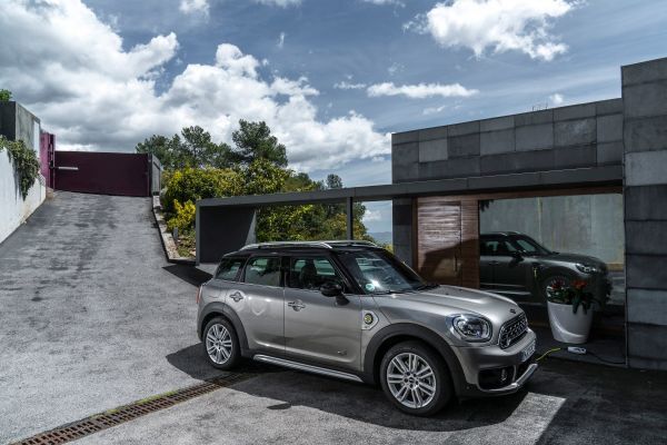 Dank Dynamischer Stabilitäts Control entsteht ein intelligenter Allradantrieb, der bei jeder Witterungsbedingung und Fahrbahnoberfläche perfekte Fortbewegung sicherstellt.  (Mini)