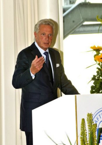 ZDK-Vizepräsident Ulrich Fromme: „Wir haben etwas zu feiern. Nicht nur, dass wir einen neuen Präsidenten gewählt, sondern mit Jürgen Karpinski den Besten als Nachfolger für Robert Rademacher gefunden haben.“ (Foto: Zietz)