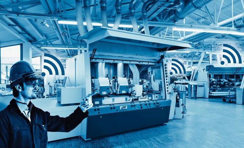 Der Einsatz mobiler Smart Devices birgt vor allem dann Risiken, wenn man sich während der Nutzung bewegt. Bei Projekten mit Datenbrille empfiehlt es sich deshalb zum Beispiel, die Anzeige des Hologramms und die Bedienfunktionen zu deaktivieren, sobald der Nutzer sich von seinem Standort fortbewegt.  (Eaton)