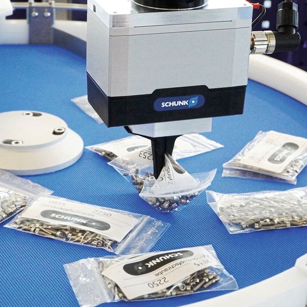 The AI-supported image processing software of the 2D Grasping Kit from Schunk communicates to the robot the position, rotation angle and gripping position for each component. (Image:Schunk)