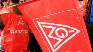 Die Warnstreik-Fahnen können eingerollt werden! Denn die Verhandlungen um einen neuen Tarif in der Metall- und Elektrobranche sind per Pilotabschluss beendet. (Bild: IG Metall)