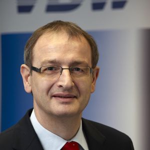 Dr. Wilfried Schäfer, Geschäftsführer VDW: „Im ersten Halbjahr ist der Auftragseingang in der Werkzeugmaschinenindustrie um 13 Prozent gesunken; das war zu erwarten aufgrund des hohen Vorjahresniveaus und signalisiert eine Normalisierung der Bestelltätigkeit.“