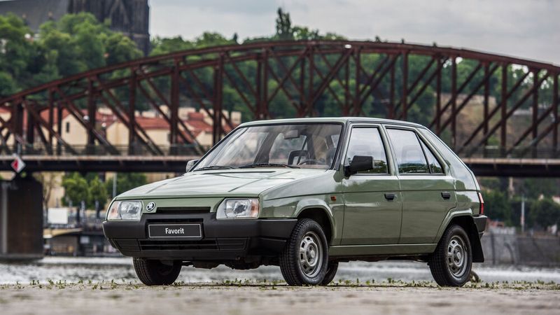 Der Favorit sowie die Kombivariante Forman ist ein frontgetriebener Kompaktwagen den die Tschechen ab 1987 bauten. Er zählte neben dem Lada Samara und Lada Niva zu den wenigen im Ostblock entwickelten Pkw, die auch nach der Wende in Deutschland relevante Marktchancen hatten. Ende 1994 wurde das Modell durch Felicia abgelöst. Es entstanden 787.167 Fünftürer, 219.254 Kombis sowie 70.900 Pick-ups.  (Bild: Škoda)