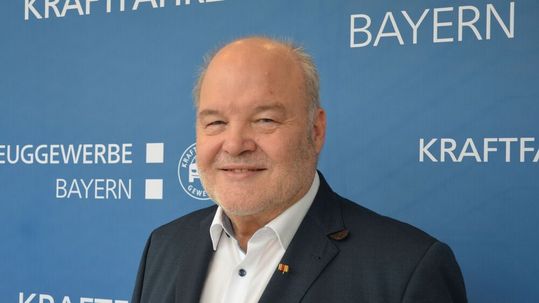 Albert Vetterl, Präsident des Kfz-Gewerbes Bayern, fordert die Politik auf, die E-Mobilität zu fördern und die Ladeinfrastruktur auszubauen, anstatt Autofahrer durch höhere Kfz-Steuern auf Verbrenner zur E-Mobilität zu zwingen. (Bild:  Kfz-Gewerbe Bayern)