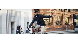 Mit der smarten Jacke sicherer durch den Großstadtverkehr – das wollten die Entwickler von Ford erreichen. (obs/Ford-Werke GmbH)