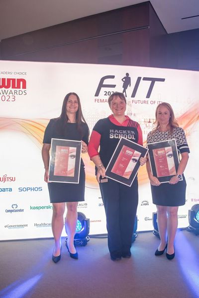 Die Gewinnerinnen aus dem Bereich »Women in IT« | Kategorie »Team Leader«. Tina Schuster (Silber), Daniela Stolz (Gold), Sandra Stützinger (Gold) und Najat Messaoud (Platin). (Bild: www.hamann.photo)