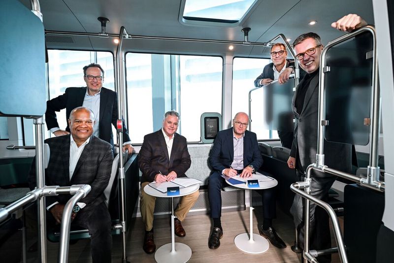 Joe Moye, Beep, (Mitte links) und Josef Waldbauer, ZF, (Mitte rechts) unterzeichnen die strategische Partnerschaft in Anwesenheit von Kevin Reid, Hinrich Woebcken, Holger Klein und Torsten Gollewski. (Bild: ZF Friedrichshafen AG)