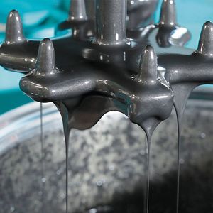 Die richtige Mischtechnik sorgt zuverlässig für eine exzellente Trocken- und Nassdispergierung. In kurzer Zeit wird eine optimale Kohlenstoff-Netzstruktur erreicht. Mit diesen perfekten Elektrodenmischungen werden besonders hohe Batteriekapazitäten erreicht.(Bild:  Eirich)