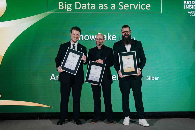 In der Kategorie Big Data as a Service gewinnt Amazon Web Services den Award in Silber. Den Preis nimmt Michael Hanisch in Empfang (im Bild in der Mitte). Gold geht an Databricks, vertreten durch Andreas Frank (rechts im Bild). Nico Ziegler freut sich über die Auszeichnung in Platin für Snowflake. (Bild: Manuel Emme Fotografie)