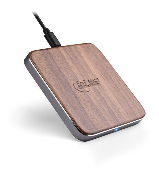 Elegant und zeitlos kommt InLine Qi woodcharge daher. Die quadratische Qi-Ladestation aus Walnussholz und edler Aluminium-Ummantelung fügt sich spielend ins heimische Interior-Design und kooperiert mit allen Qi-fähigen Geräten. Dank des mitgelieferten, ein Meter langen USB-Anschlusskabels steht sie, wo immer hungrige Handys und tatendurstige Tablets Strom benötigen.    (InLine)