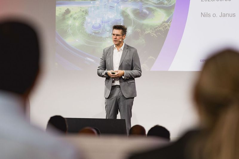 Nils Janus (Covestro Deutschland AG) eröffnet den Kongress mit einer Keynote zur KI-Strategie von Covestro: „Wie Mensch und KI ein Team werden“ – mit Fokus auf den Menschen in der autonomen Produktion. (Bild: Stefan Bausewein)
