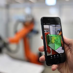 Die neue Software von Kuka visualisiert die Umgebung von Roboterzellen live auf dem Smartphone.(Bild:  Kuka)