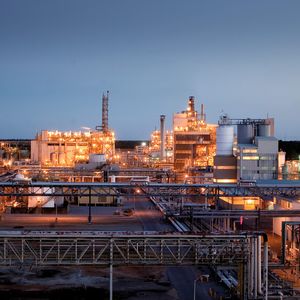 Am Evonik-Verbundstandort Mobile in den USA arbeiten rund 750 Mitarbeiter. Hier wird die World Scale-MMA-Anlage mit einer Jahreskapazität von 120000 Tonnen gebaut. Im Werk werden u.a. Kieselsäuren, Methionin und Polymethacrylimid-Hartschaum hergestellt.
