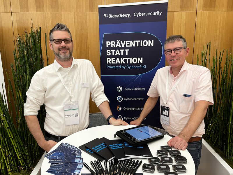 Simon Bilek und Chris Zein, Blackberry, haben mehr als nur Hardware anzubieten. (IT-BUSINESS)