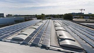 Das Lorenz-aero 10-Facelift von Energiebau Solarstromsysteme GmbH auf einem gewerblichen Flachdach in Köln. Gut zu sehen ist die effektive Ausnutzung der mit zwei Oberlichtreihen belegten Dachfläche.  (Bild: Energiebau)