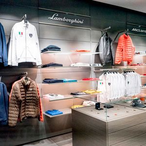 Klamotten statt Autos: Die Moll-Gruppe bietet in ihrem Flagship-Store in Düsseldorf Bekleidung und  Accessoires der Marken Jaguar, Aston Martin, Range Rover, McLaren und Lamborghini an.(Fotos:  Thomé)