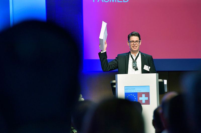 Fabian Stadler, ehemaliger Fasmed-Generalsekretär: „Noch sind die neuen, 1.000 Seiten umfassenden EU-Regulierungen für viele zwei dicke Bücher mit sieben Siegeln.“ (Peter Mosimann / Fasmed)