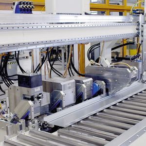 Ottemeier-Formstanzanlage mit automatisiertem Materialtransport.