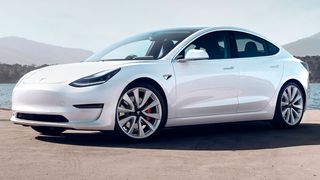 Ein weißes Tesla Model 3 löste bei der Polizei in Mettmann „Einbruchalarm“ aus. (Bild: Easton Chang)