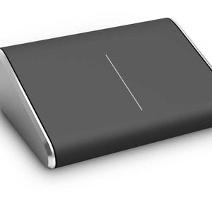 Die Wedge-Touch-Maus ermöglicht intuitives Scrollen.
