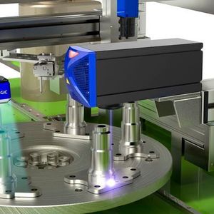 Der Lasermarkierer UniQ zusammen mit dem Matrix 300N bei einer Lösung für Kennzeichnen und Lesen.
