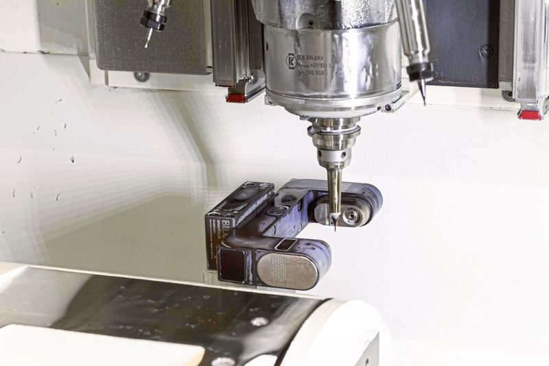 Lasermesssysteme von Blum vermessen und überwachen bei Stoffel Medizintechnik Werkzeuge mit wenigen Zehnteln im Durchmesser trotz Einsatz von Kühlmittel. (Bild: Blum-Novotest/Stoffel)