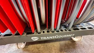 Roll-Space basiert auf einem speziell gestalteten Containerboden mit integrierten Löchern. Das macht die stabile Platzierung von Seitengittern im Container möglich. (Bild: RS-Systems)