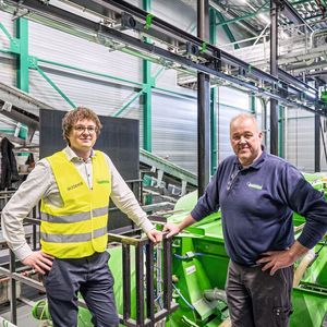 Vega-Mitarbeiter Rob Smulders (links) und Quartzline-Betriebsleiter Fred van Zanten.(Bild:  Vega)