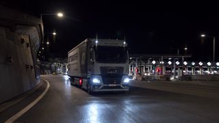 MAN und die Spedition Dettendorfer testen emissionsfreie Nachtlogistik über den Brenner mit einemE-Truck. (Bild: MAN Truck&Bus)